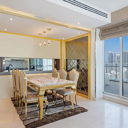 Damac Maison Distinction Dubai Esterno foto A dining room in a luxury apartment