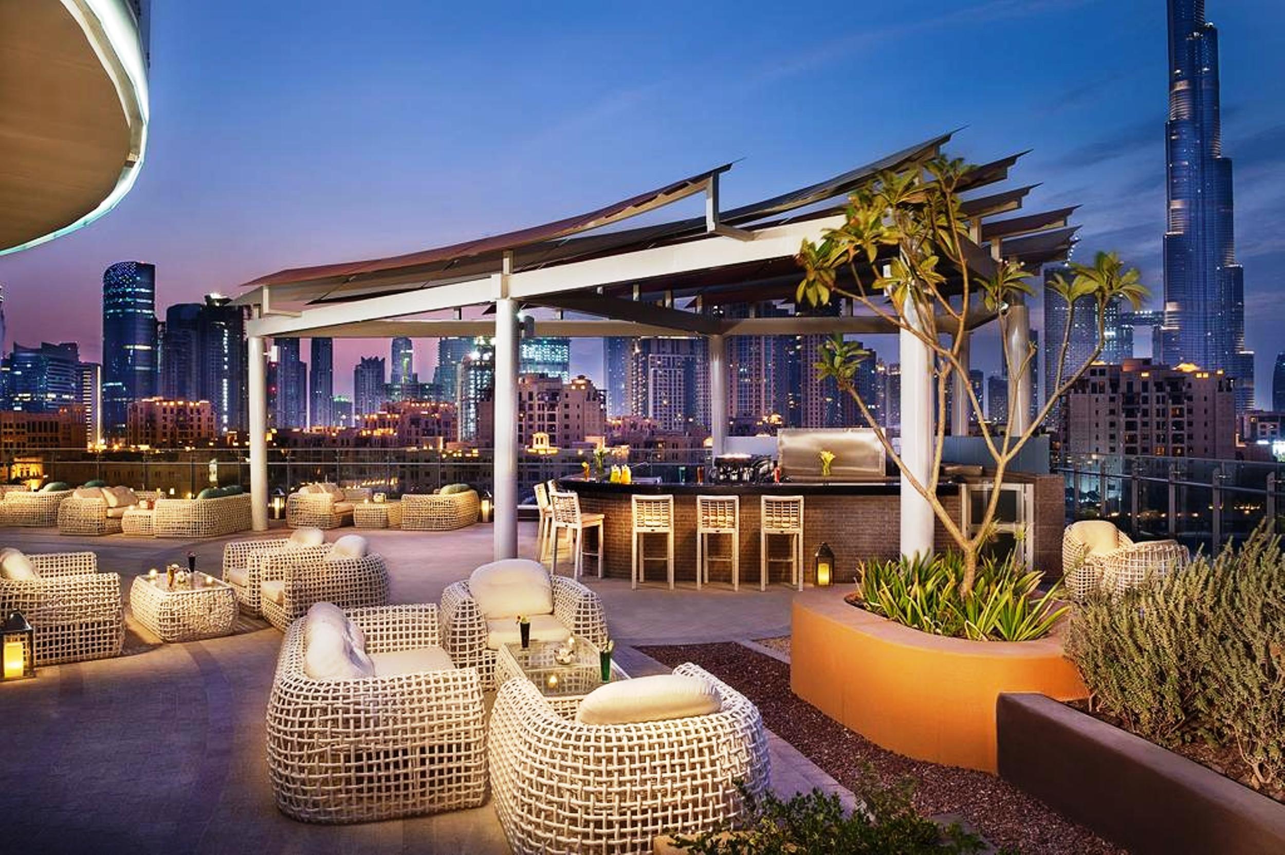 Damac Maison Distinction Dubai Esterno foto The rooftop bar at the hotel