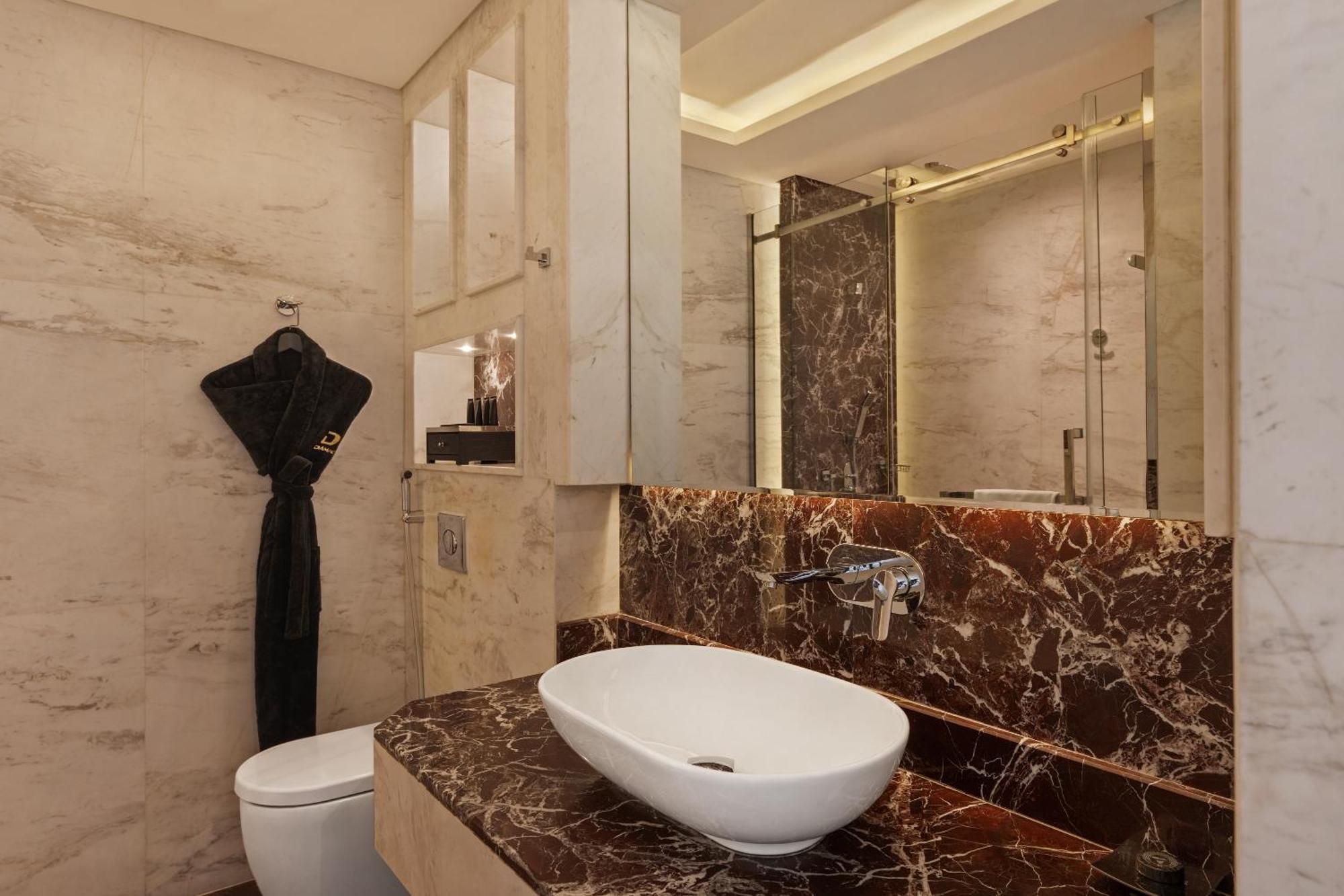 Damac Maison Distinction Dubai Esterno foto Bathroom