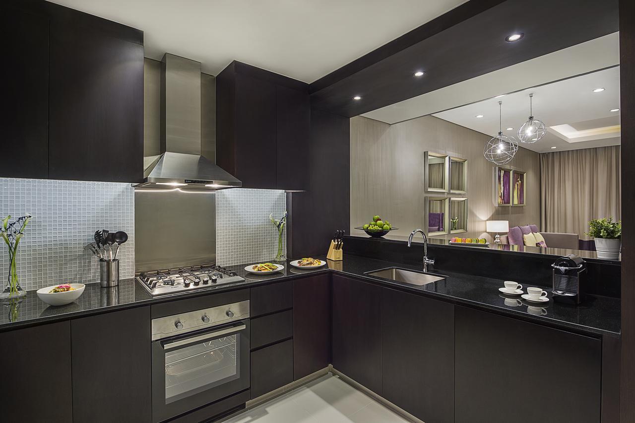 Damac Maison Distinction Dubai Esterno foto A modern kitchen