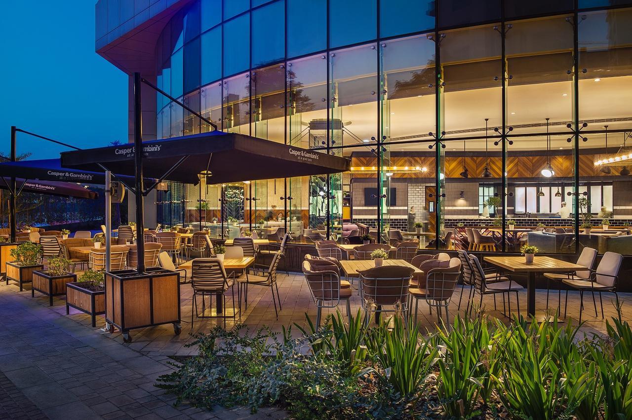 Damac Maison Distinction Dubai Esterno foto The restaurant at the top of the tower