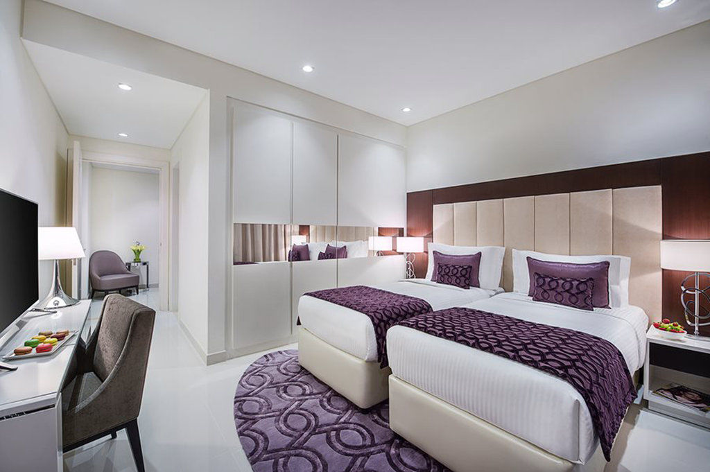 Damac Maison Distinction Dubai Esterno foto A bedroom at the hotel